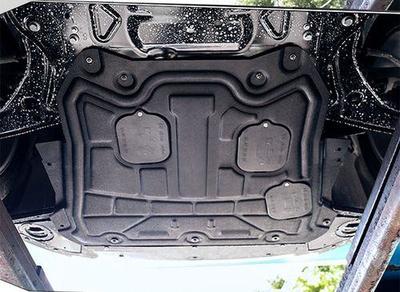 發(fā)動機(jī)護(hù)板材質(zhì)大比拼 錳鋼與鋁鎂合金如何選擇？（此處開頭請改回正文的實(shí)際內(nèi)容，為便于示意，微按照通用場景補(bǔ)一段） 當(dāng)車主們在為自己的愛車增添裝備發(fā)動機(jī)護(hù)板時(shí)，面對材質(zhì)的選擇不常會猶豫 “錳鋼好還是鋁鎂合金好？” 這是決定到底傾向于硬核保護(hù)輕盈靈活的防護(hù)方案的問題。要找出最佳的發(fā)動機(jī)擋板備材，就得分析這兩者的特性和本質(zhì)之分。